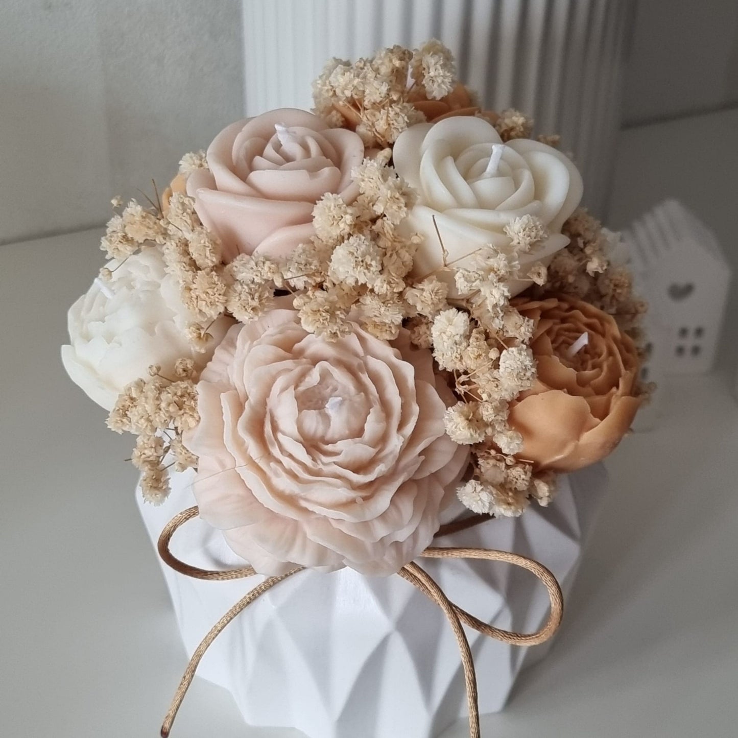 Handgemachter Kerzenstrauß mit Rosenduft in Weiß-Creme-Karamell