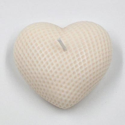 🕯️ Herz Kerze fein kariert in Naturfarbe