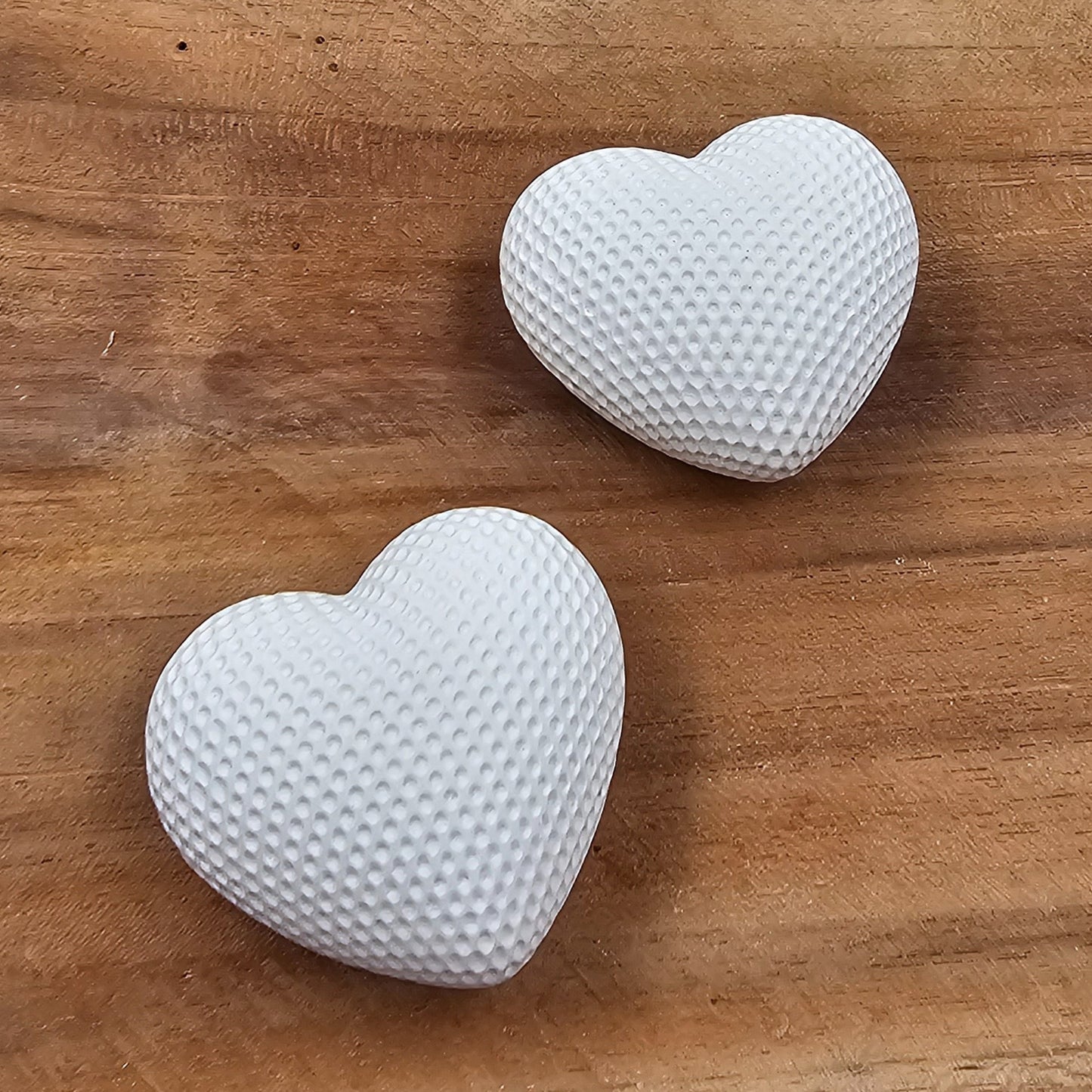 Handgegossene Keraflott Herzen – Dekoration & Geschenkidee im feinen karierten Muster (3 Größen)