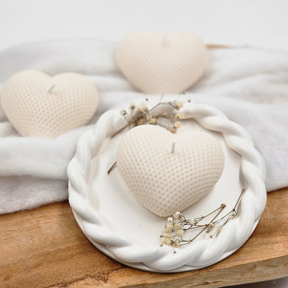 🕯️ Herz Kerze fein kariert in Naturfarbe