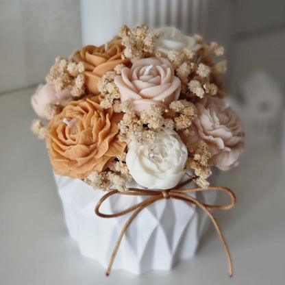 Handgemachter Kerzenstrauß mit Rosenduft in Weiß-Creme-Karamell
