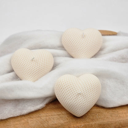 🕯️ Herz Kerze fein kariert in Naturfarbe