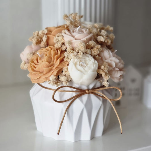 Handgemachter Kerzenstrauß mit Rosenduft in Weiß-Creme-Karamell