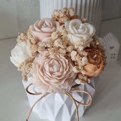 Handgemachter Kerzenstrauß mit Rosenduft in Weiß-Creme-Karamell