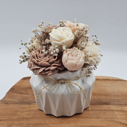 Handgemachte Kerzenblumen in Keraflott-Vase – Rosenbouquet aus Rapswachs