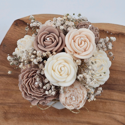 Handgemachte Kerzenblumen in Keraflott-Vase – Rosenbouquet aus Rapswachs