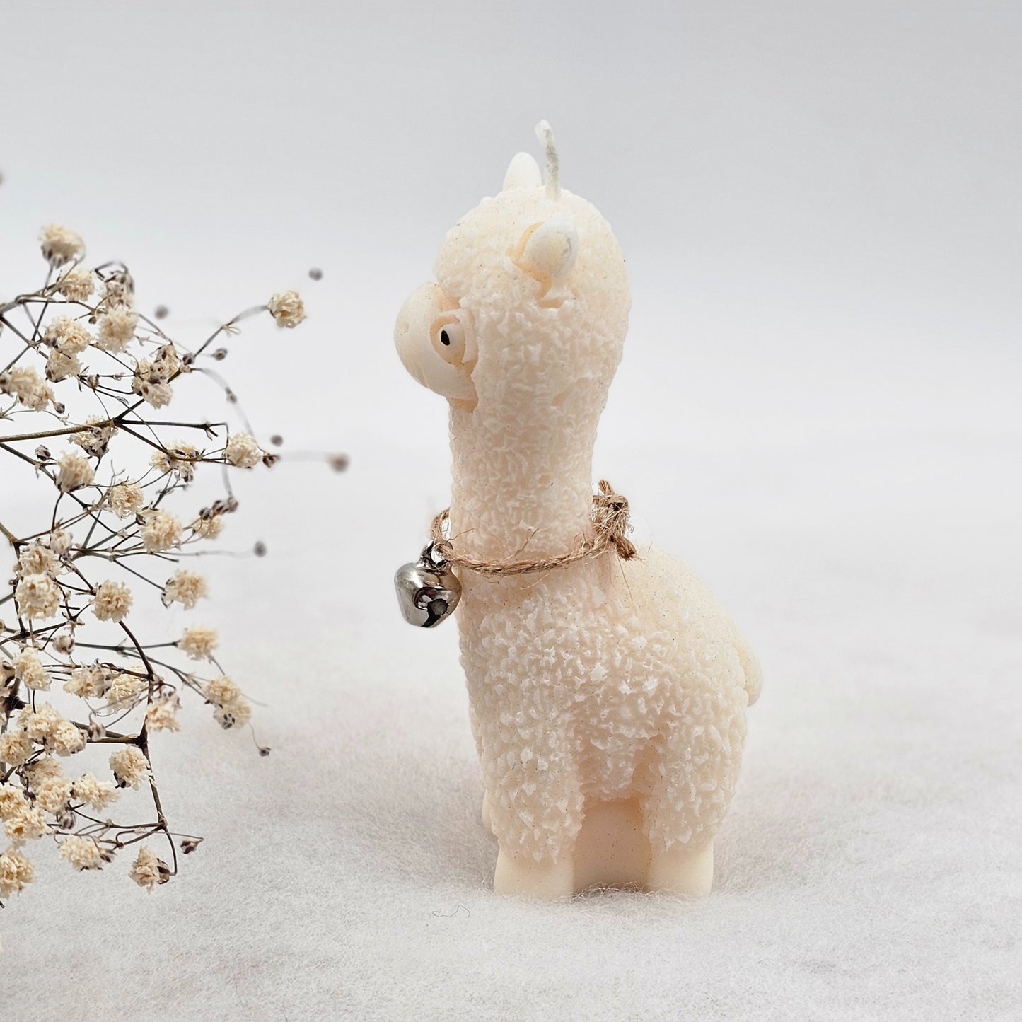 🕯️ Lama Kerze in Naturfarbe mit Glöckchen