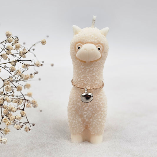 🕯️ Lama Kerze in Naturfarbe mit Glöckchen