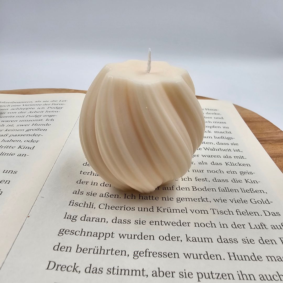 Handgegossene geschwungene Designkerze aus Rapswachs