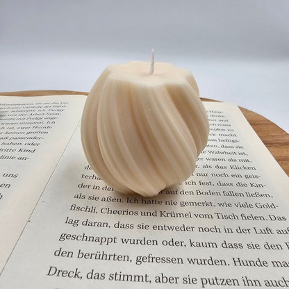 Handgegossene geschwungene Designkerze aus Rapswachs