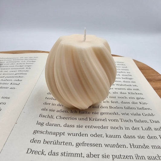 Handgegossene geschwungene Designkerze aus Rapswachs
