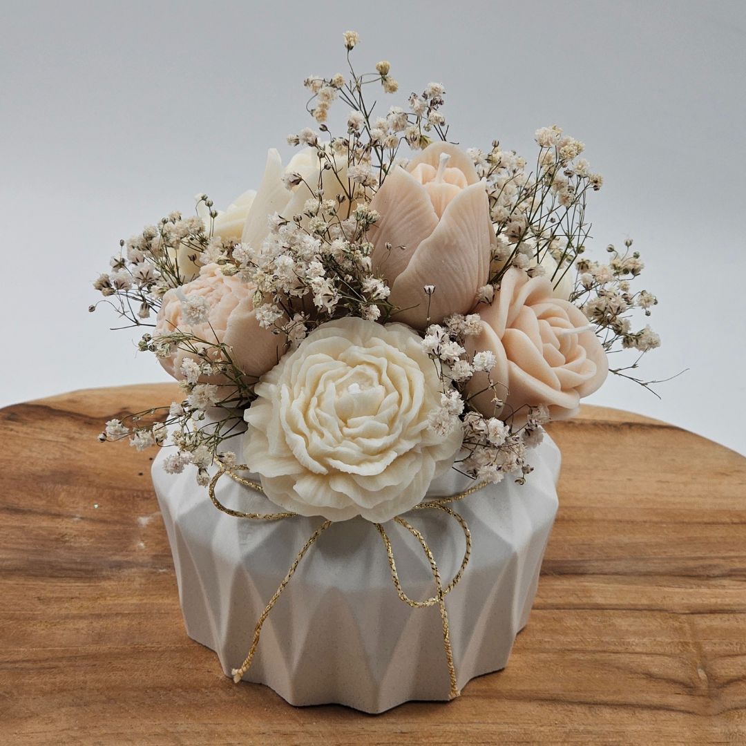 Kerzenblumen Creme-Weiß in Keraflott-Vase – Rosenbouquet aus Rapswachs
