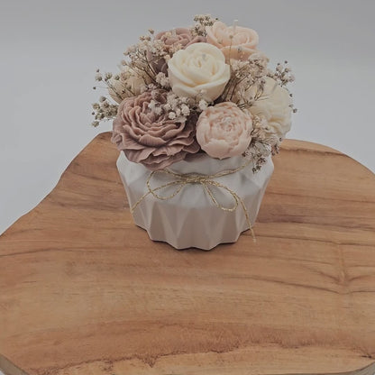 Handgemachte Kerzenblumen in Keraflott-Vase – Rosenbouquet aus Rapswachs