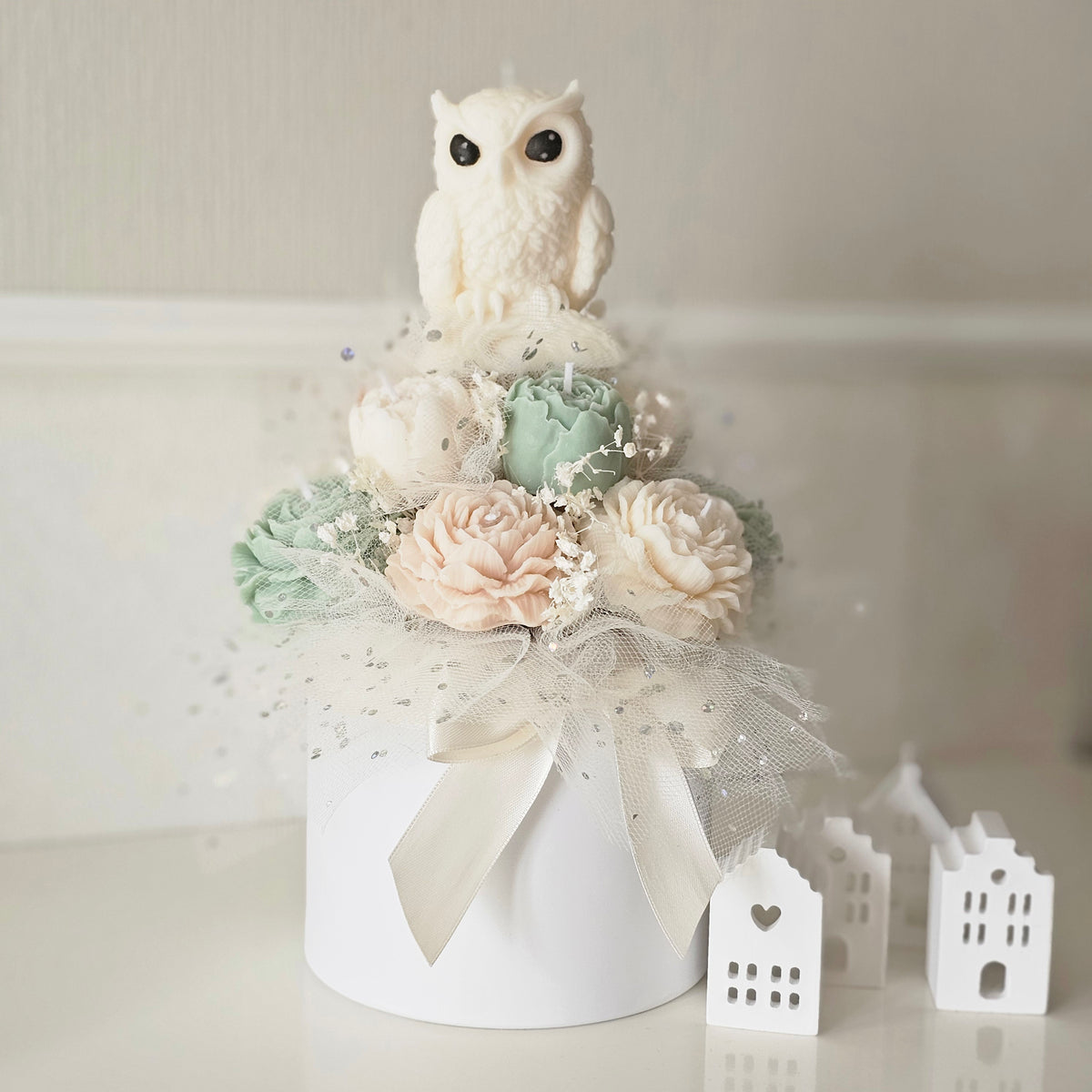 Kerzenstrauß „Winterzauber" mit Eule – Rosen in Weiß, Creme & Mint