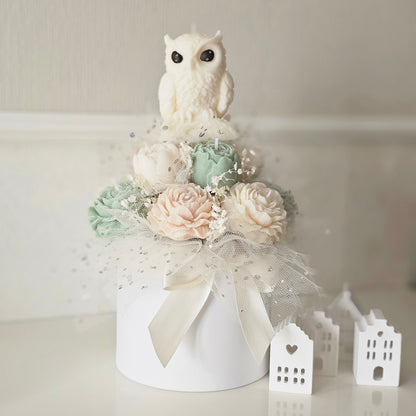 Kerzenstrauß „Winterzauber" mit Eule – Rosen in Weiß, Creme & Mint