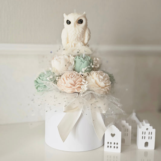 Kerzenstrauß „Winterzauber" mit Eule – Rosen in Weiß, Creme & Mint