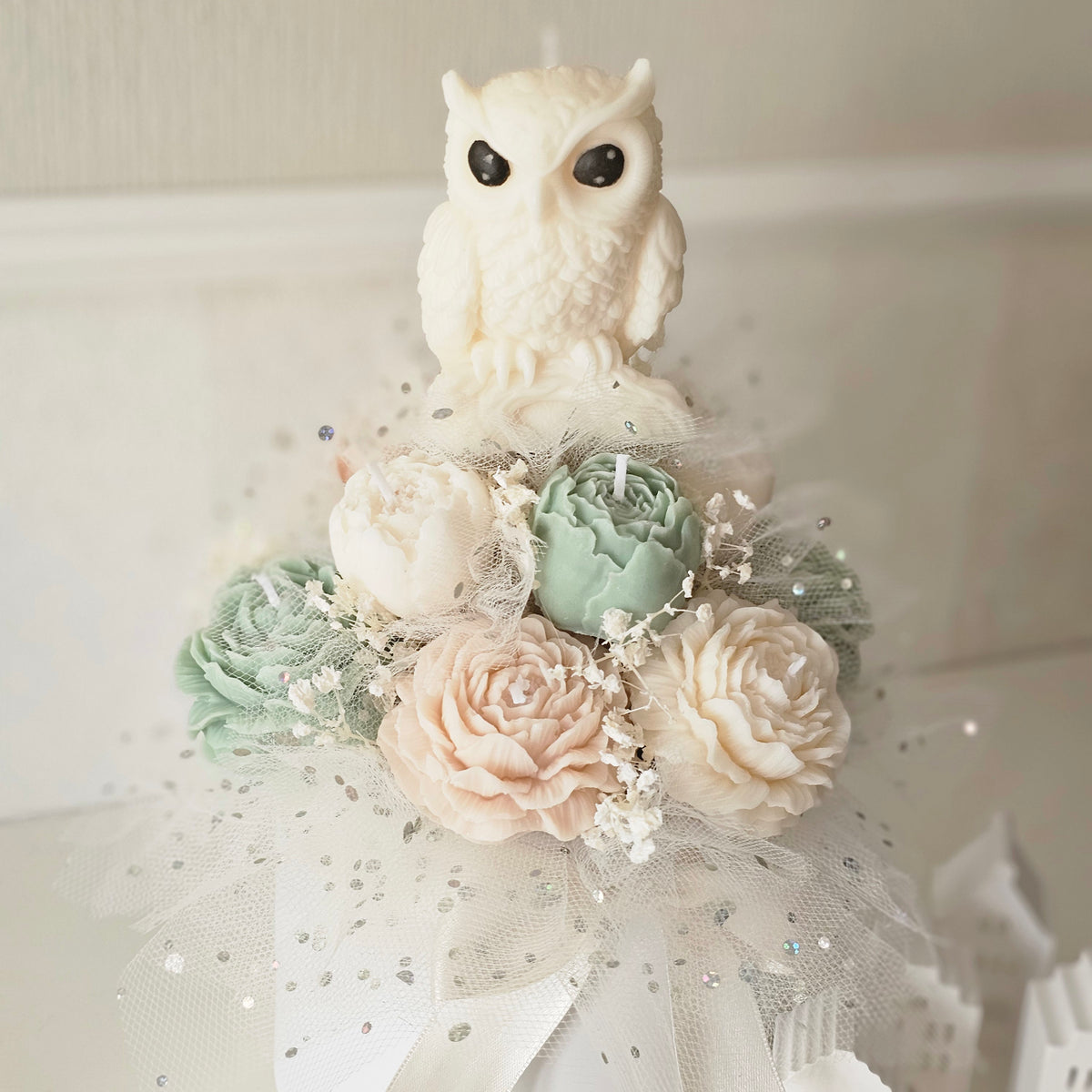 Kerzenstrauß „Winterzauber" mit Eule – Rosen in Weiß, Creme & Mint